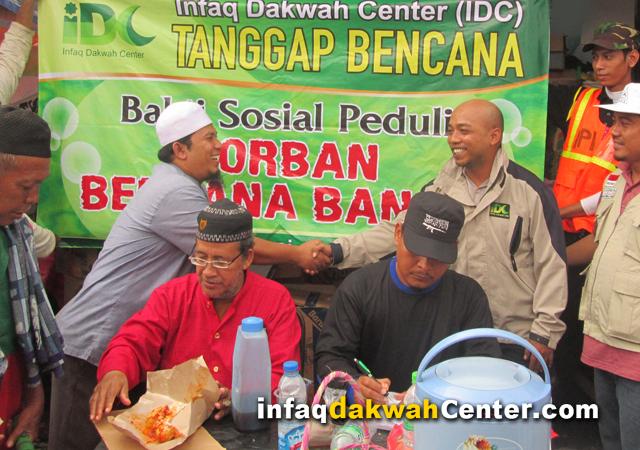 Titik Banjir Bekasi IDC Tanggap Bencana Banjir  Tebar Nasi Sehari Seribu 